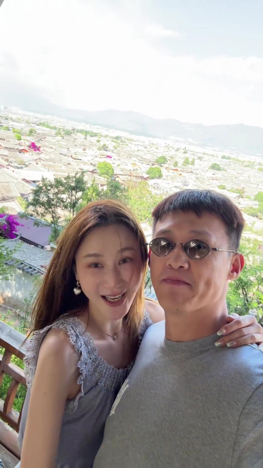 享受生活啊！周鹏携娇妻度假：丽江美不美？
