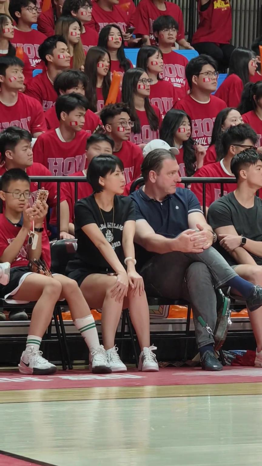 福建美女经理伍伯兰现身CUBAL八强赛 这是在考察谁呢