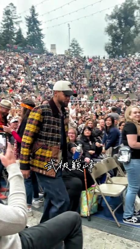 第一眼看成哈登了！金州GOAT走到哪都是焦点