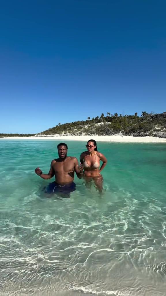 马利克-比斯利这是带老婆上哪度假去了？海水这么清澈