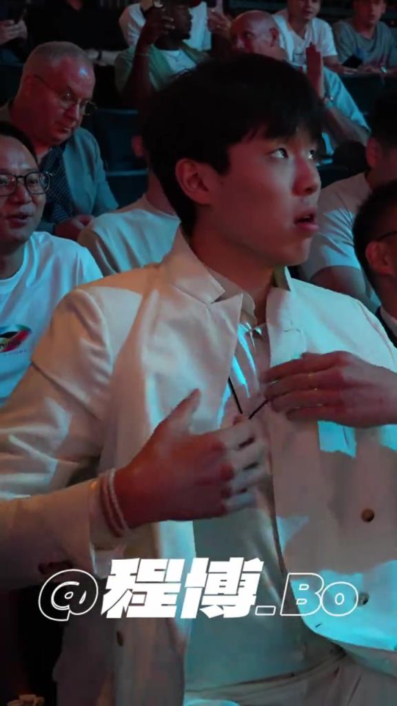 来信儿了！杨瀚森被选中前几分钟默默套上西装说道：超预期了