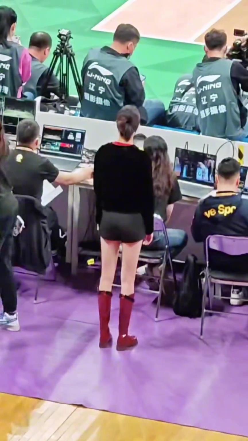 辽宁啦啦队领队！这背影，颜值已经不重要了啊！！