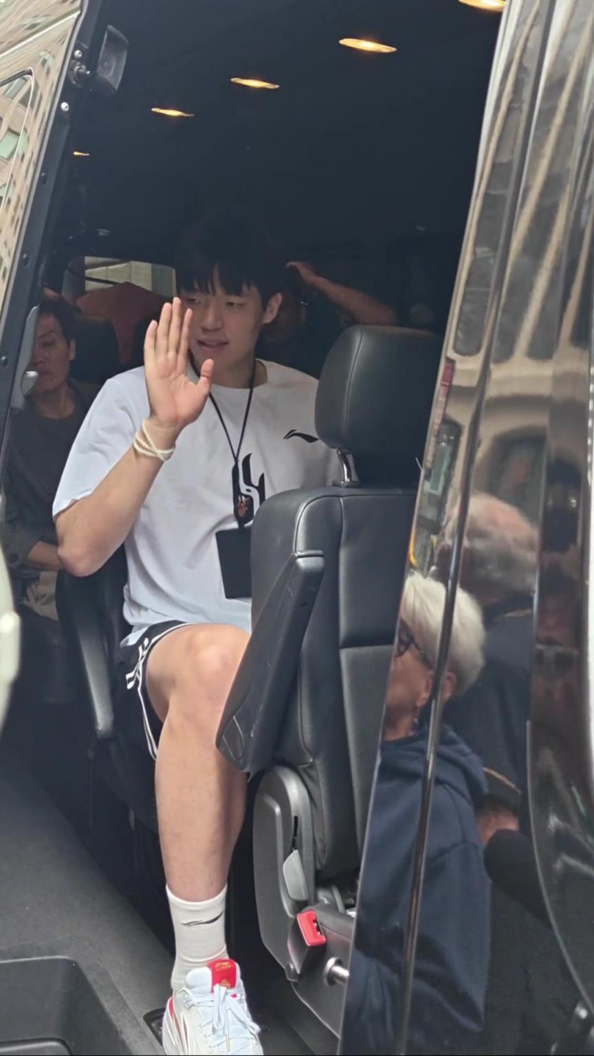 马不停蹄！杨瀚森第16顺位被开拓者选中后 马上启程去波特兰