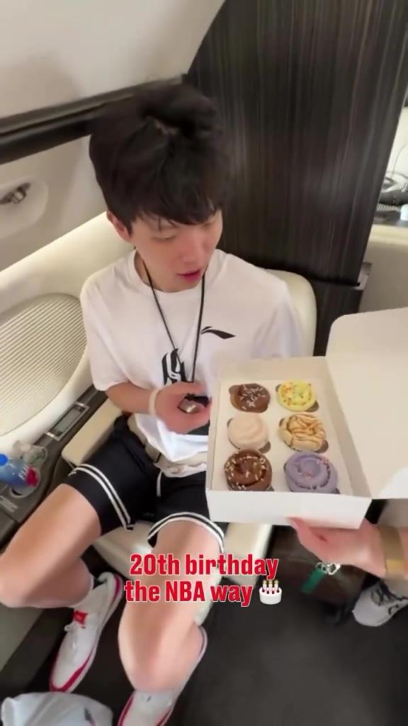 生日快乐！杨瀚森在飞机上收到了开拓者准备的生日惊喜