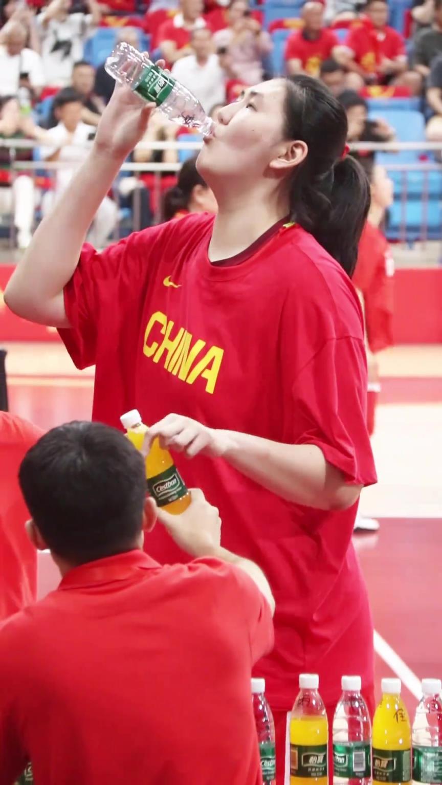 矿泉水在张子宇手里也变成了口服液，顺手就炫光一瓶