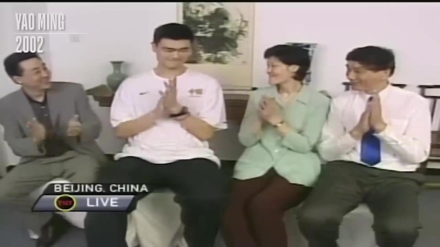 历史的开始！2002年的今天：火箭用状元签选择了中国中锋姚明
