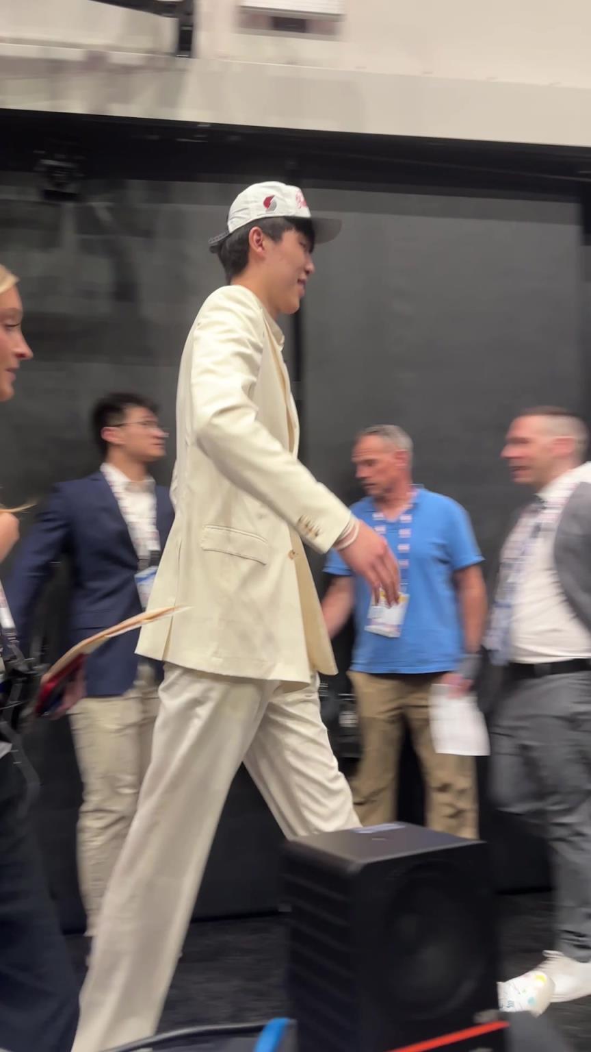 肤色差距最大！杨瀚森和马卢阿奇拥抱，两人都是富保罗旗下球员！