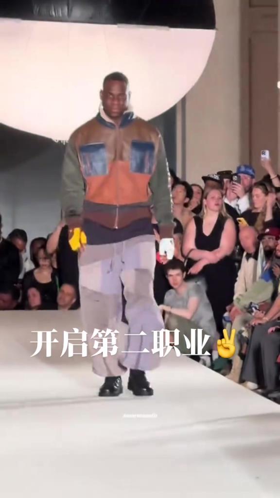 巴洛特利当模特啊！？这转型转的有点夸张，没球踢了嘛
