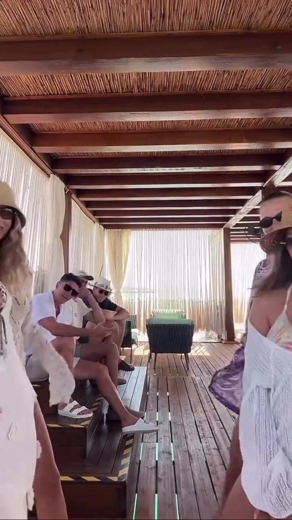 莱万和什琴斯尼带着老婆一起游玩，这就是巴萨太太团的魅力嘛